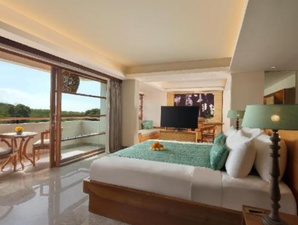 Kombinasi elemen alam dan furnitur mewah untuk kesan liburan tropis